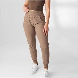 Medium Vitality swift jogger tan color EUC